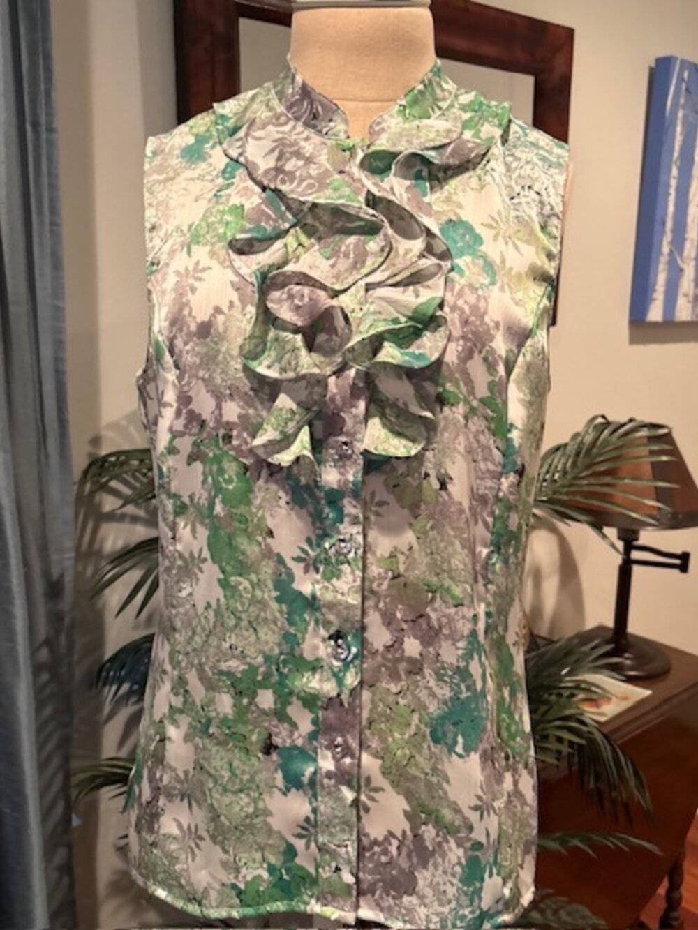 TAHARI Ruffled Green and White Blouse Top Silver Buttons Size Medium Preloved